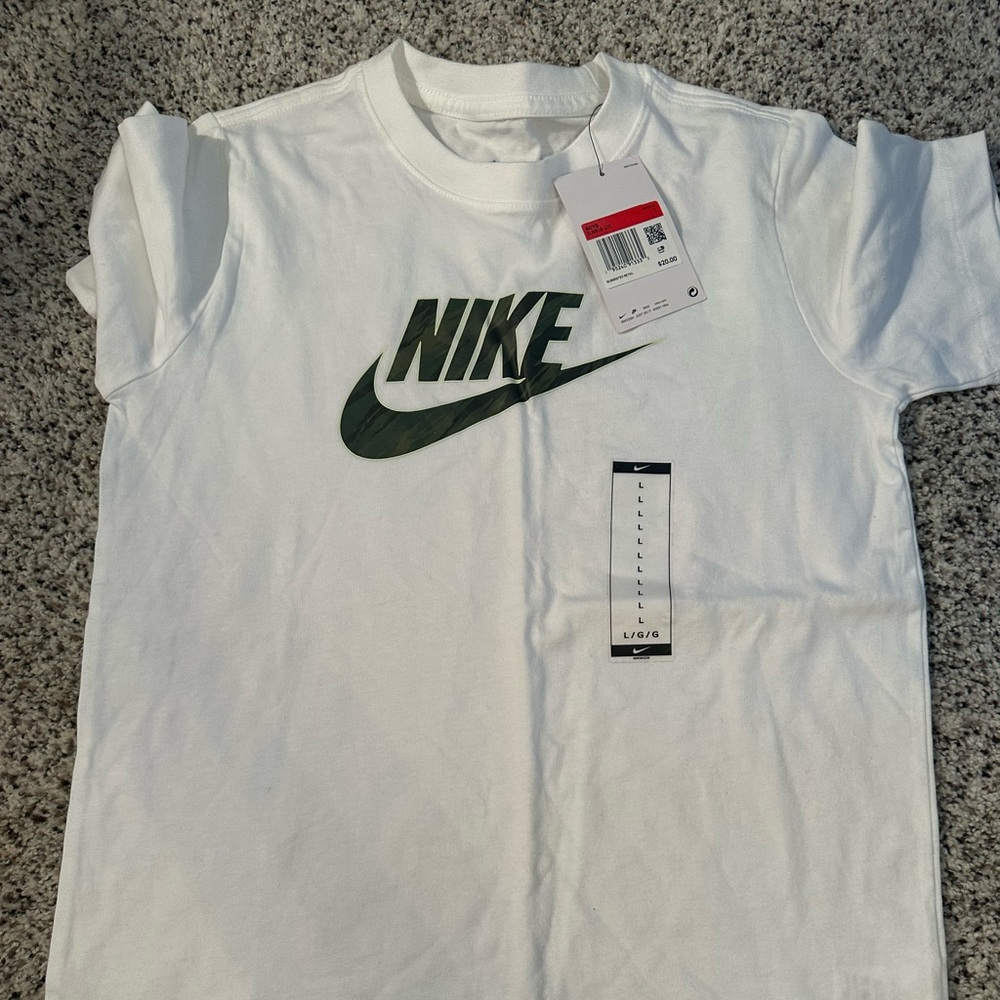Nike youth L tshirt NWT